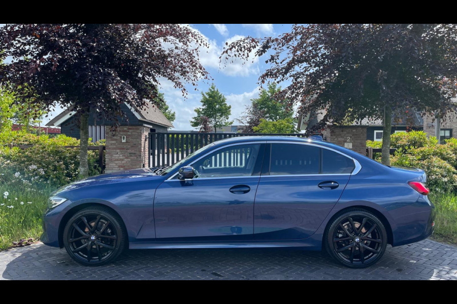 BMW 3 Serie 318i High Executive | 19 Inch | Sfeerverlichting | Sportstoelen | NL-Auto |