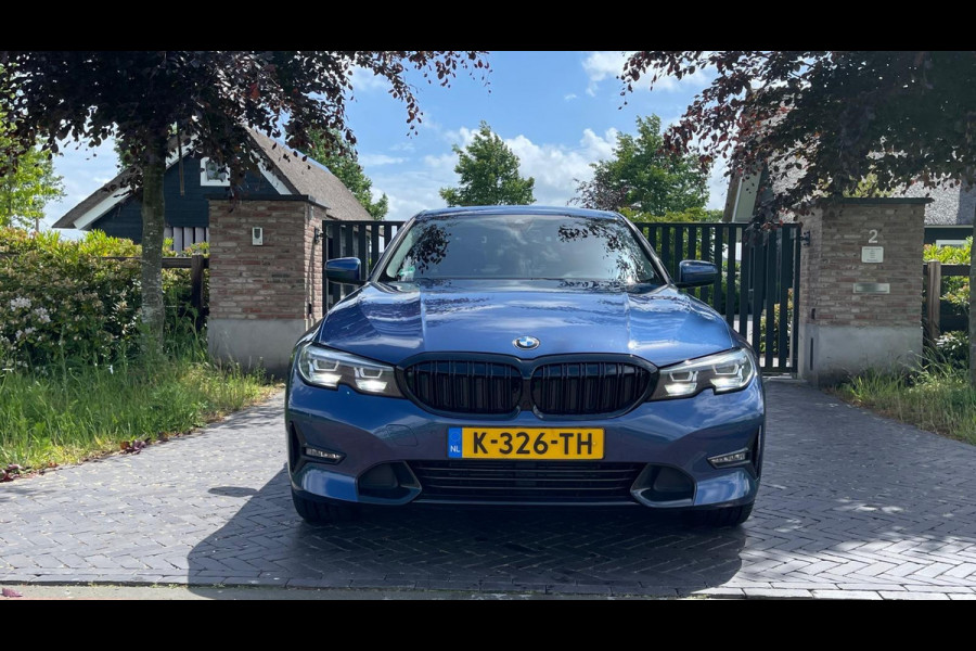 BMW 3 Serie 318i High Executive | 19 Inch | Sfeerverlichting | Sportstoelen | NL-Auto |