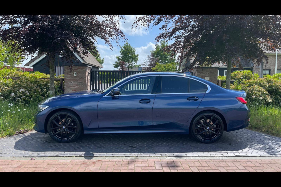 BMW 3 Serie 318i High Executive | 19 Inch | Sfeerverlichting | Sportstoelen | NL-Auto |