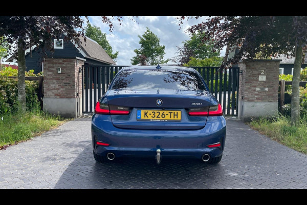 BMW 3 Serie 318i High Executive | 19 Inch | Sfeerverlichting | Sportstoelen | NL-Auto |