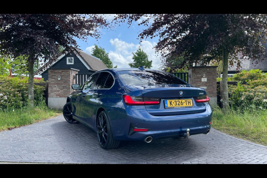 BMW 3 Serie 318i High Executive | 19 Inch | Sfeerverlichting | Sportstoelen | NL-Auto |