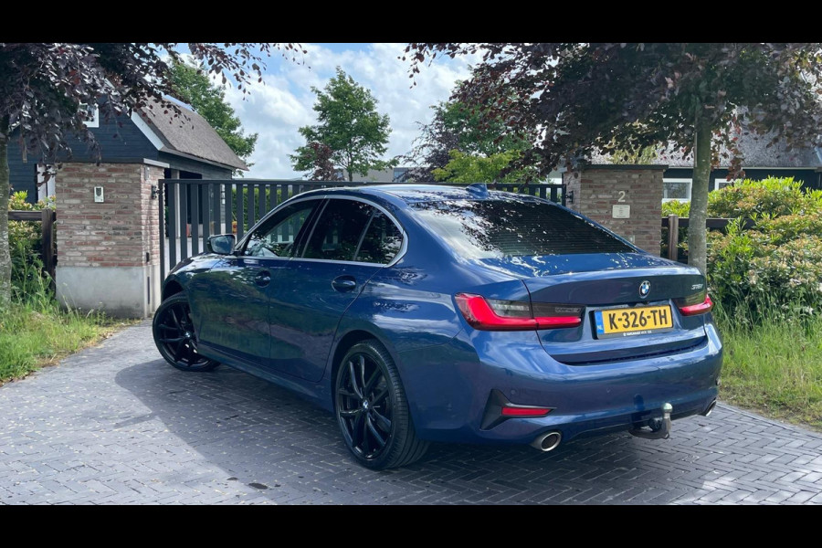 BMW 3 Serie 318i High Executive | 19 Inch | Sfeerverlichting | Sportstoelen | NL-Auto |