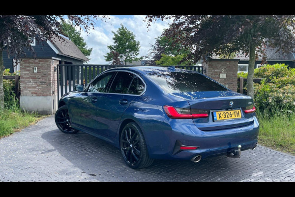 BMW 3 Serie 318i High Executive | 19 Inch | Sfeerverlichting | Sportstoelen | NL-Auto |