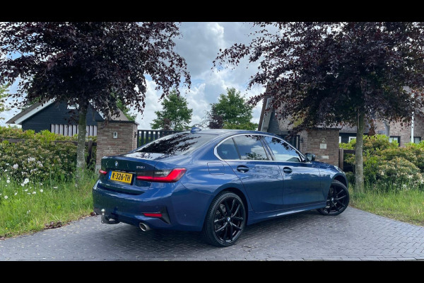 BMW 3 Serie 318i High Executive | 19 Inch | Sfeerverlichting | Sportstoelen | NL-Auto |