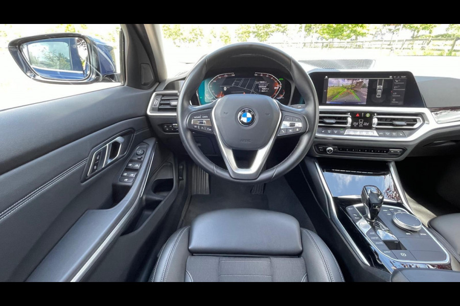 BMW 3 Serie 318i High Executive | 19 Inch | Sfeerverlichting | Sportstoelen | NL-Auto |