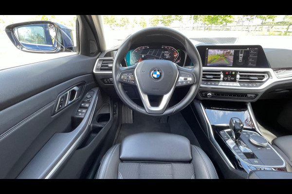 BMW 3 Serie 318i High Executive | 19 Inch | Sfeerverlichting | Sportstoelen | NL-Auto |