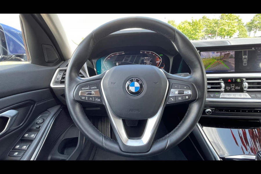 BMW 3 Serie 318i High Executive | 19 Inch | Sfeerverlichting | Sportstoelen | NL-Auto |