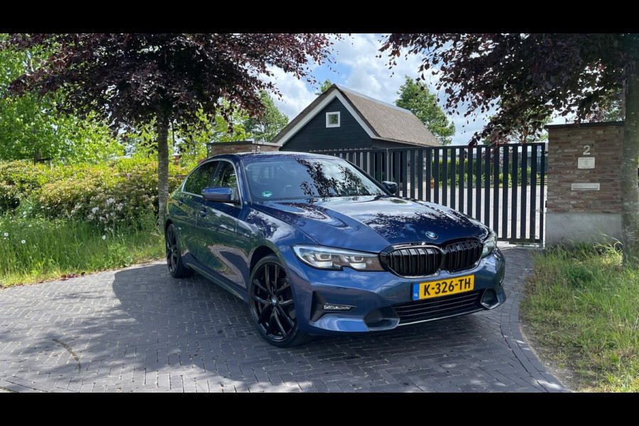 BMW 3 Serie 318i High Executive | 19 Inch | Sfeerverlichting | Sportstoelen | NL-Auto |