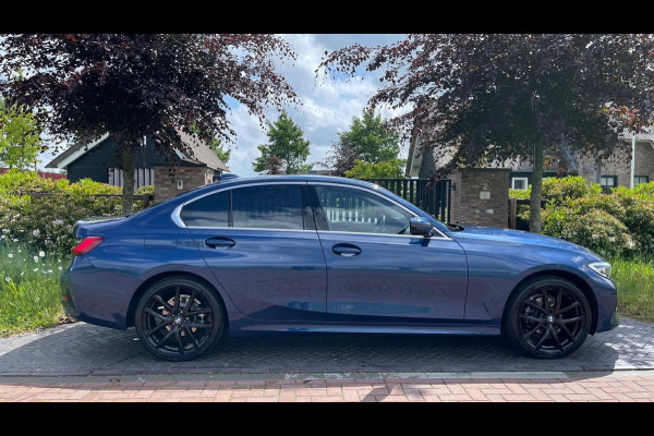 BMW 3 Serie 318i High Executive | 19 Inch | Sfeerverlichting | Sportstoelen | NL-Auto |