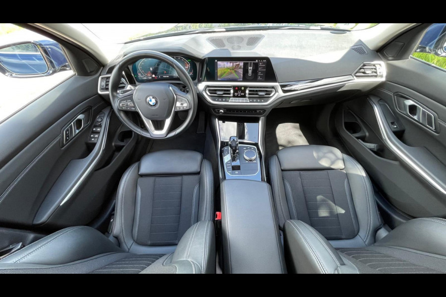 BMW 3 Serie 318i High Executive | 19 Inch | Sfeerverlichting | Sportstoelen | NL-Auto |