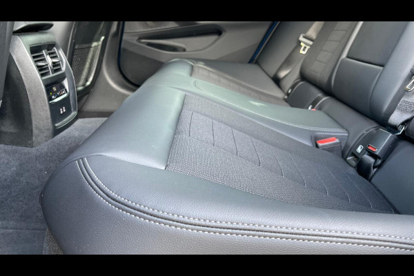 BMW 3 Serie 318i High Executive | 19 Inch | Sfeerverlichting | Sportstoelen | NL-Auto |