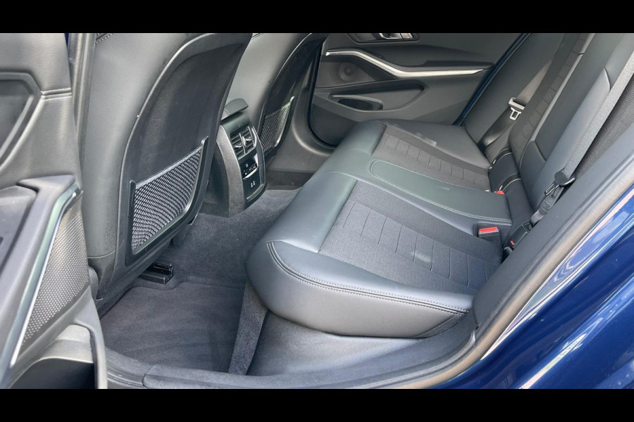 BMW 3 Serie 318i High Executive | 19 Inch | Sfeerverlichting | Sportstoelen | NL-Auto |