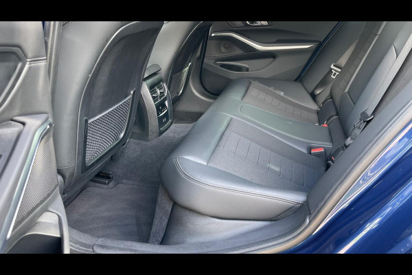 BMW 3 Serie 318i High Executive | 19 Inch | Sfeerverlichting | Sportstoelen | NL-Auto |