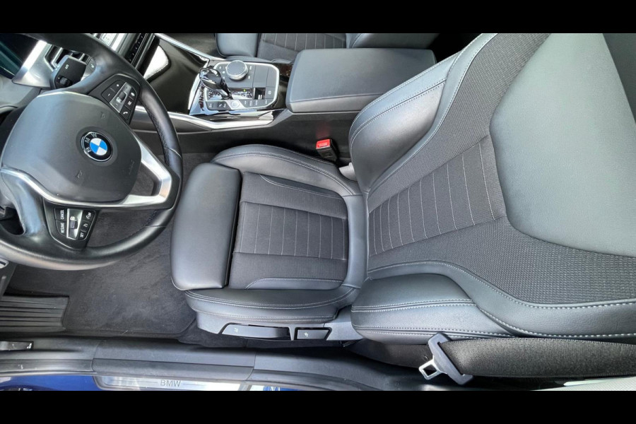 BMW 3 Serie 318i High Executive | 19 Inch | Sfeerverlichting | Sportstoelen | NL-Auto |