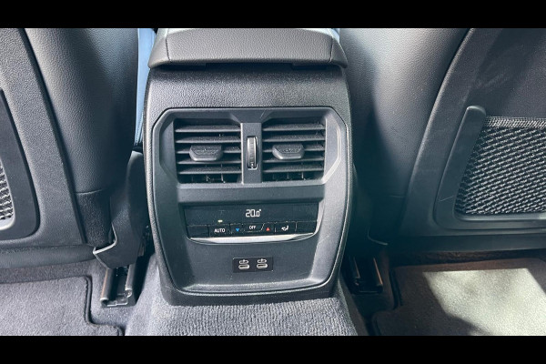 BMW 3 Serie 318i High Executive | 19 Inch | Sfeerverlichting | Sportstoelen | NL-Auto |