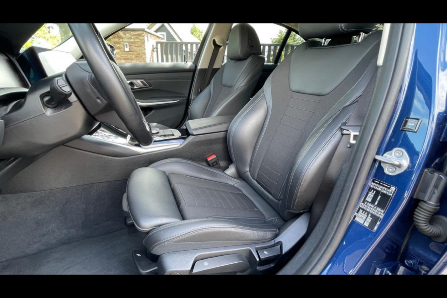 BMW 3 Serie 318i High Executive | 19 Inch | Sfeerverlichting | Sportstoelen | NL-Auto |