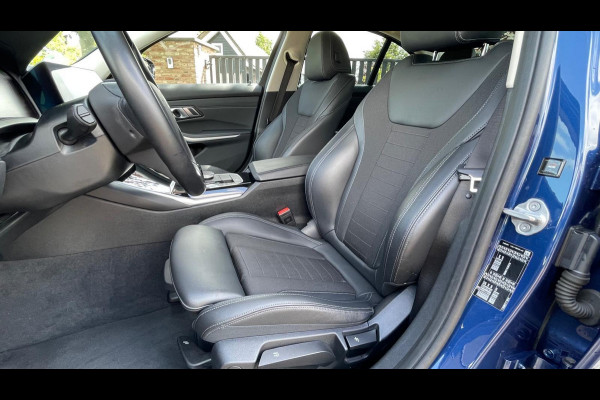 BMW 3 Serie 318i High Executive | 19 Inch | Sfeerverlichting | Sportstoelen | NL-Auto |