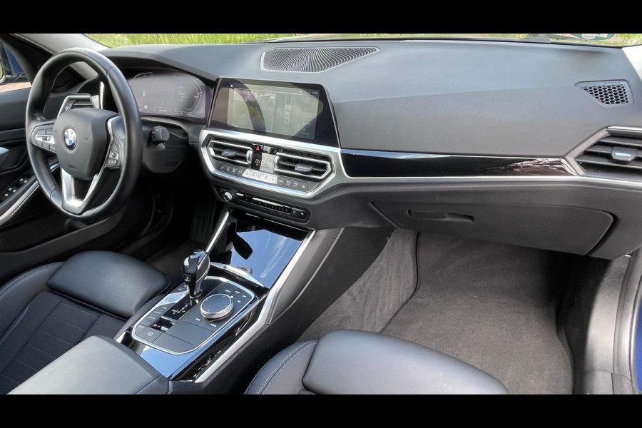 BMW 3 Serie 318i High Executive | 19 Inch | Sfeerverlichting | Sportstoelen | NL-Auto |