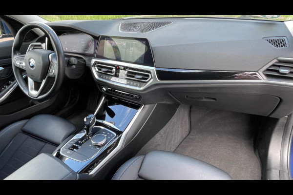 BMW 3 Serie 318i High Executive | 19 Inch | Sfeerverlichting | Sportstoelen | NL-Auto |