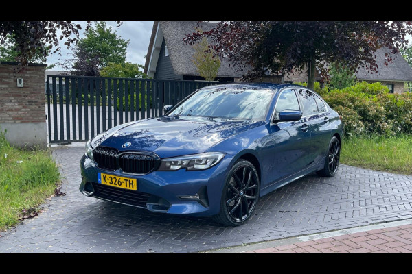 BMW 3 Serie 318i High Executive | 19 Inch | Sfeerverlichting | Sportstoelen | NL-Auto |
