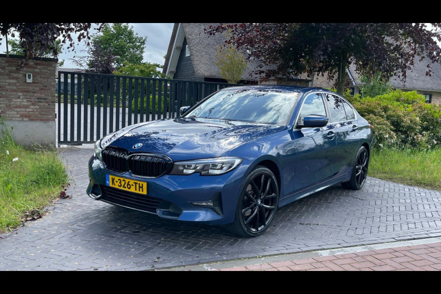 BMW 3 Serie 318i High Executive | 19 Inch | Sfeerverlichting | Sportstoelen | NL-Auto |