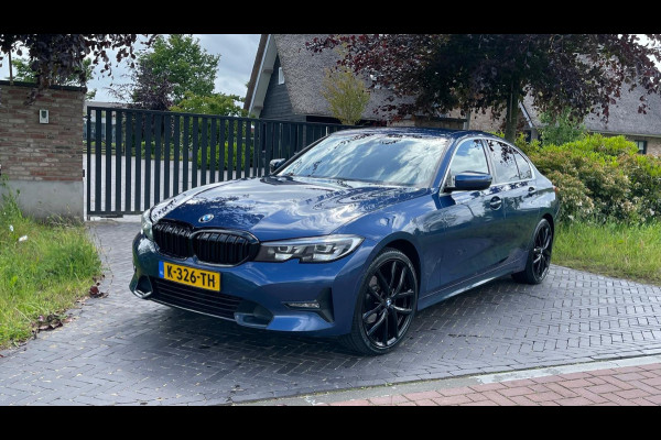 BMW 3 Serie 318i High Executive | 19 Inch | Sfeerverlichting | Sportstoelen | NL-Auto |