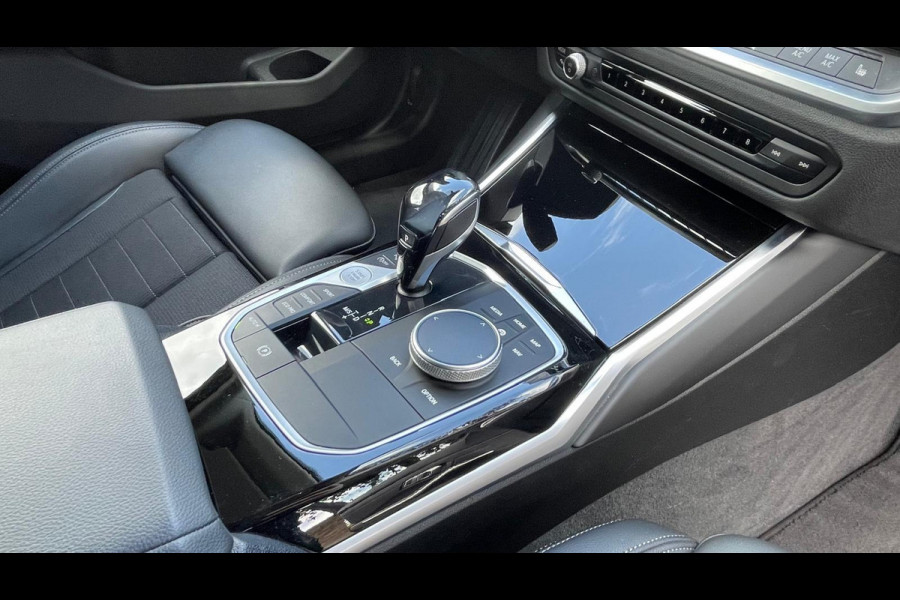 BMW 3 Serie 318i High Executive | 19 Inch | Sfeerverlichting | Sportstoelen | NL-Auto |