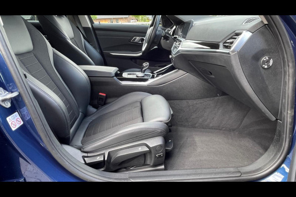 BMW 3 Serie 318i High Executive | 19 Inch | Sfeerverlichting | Sportstoelen | NL-Auto |