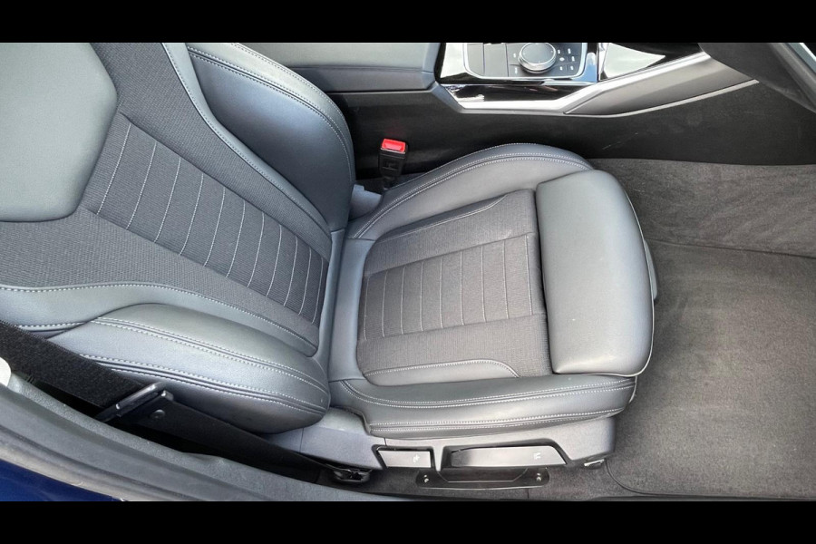 BMW 3 Serie 318i High Executive | 19 Inch | Sfeerverlichting | Sportstoelen | NL-Auto |