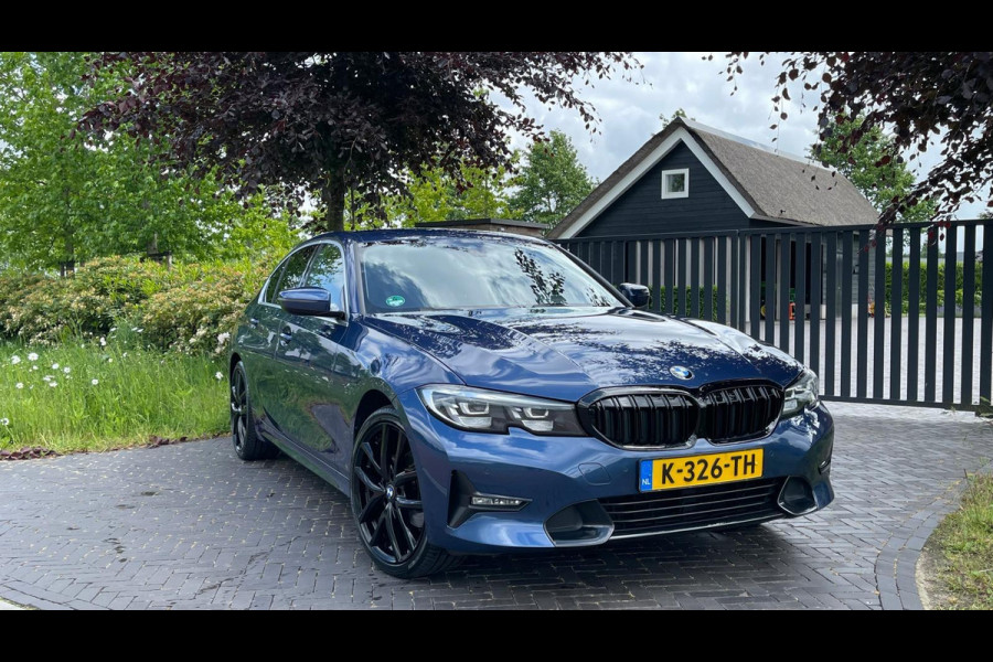 BMW 3 Serie 318i High Executive | 19 Inch | Sfeerverlichting | Sportstoelen | NL-Auto |