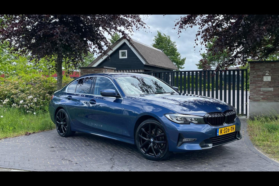 BMW 3 Serie 318i High Executive | 19 Inch | Sfeerverlichting | Sportstoelen | NL-Auto |