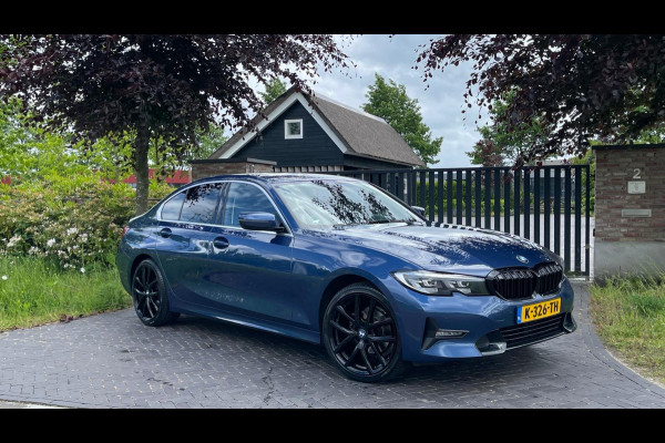 BMW 3 Serie 318i High Executive | 19 Inch | Sfeerverlichting | Sportstoelen | NL-Auto |