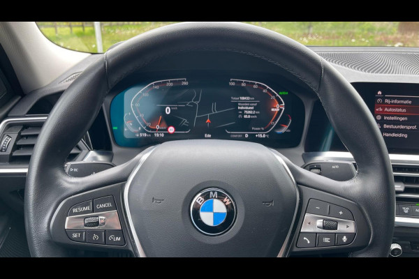 BMW 3 Serie 318i High Executive | 19 Inch | Sfeerverlichting | Sportstoelen | NL-Auto |
