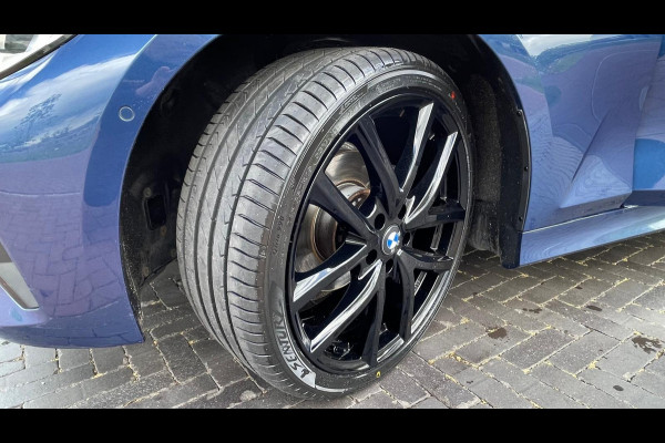 BMW 3 Serie 318i High Executive | 19 Inch | Sfeerverlichting | Sportstoelen | NL-Auto |