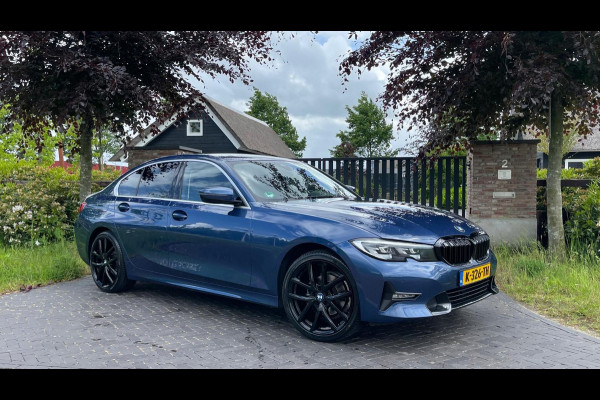 BMW 3 Serie 318i High Executive | 19 Inch | Sfeerverlichting | Sportstoelen | NL-Auto |