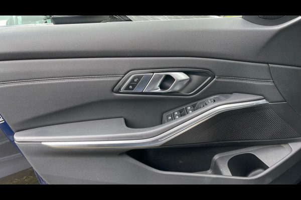 BMW 3 Serie 318i High Executive | 19 Inch | Sfeerverlichting | Sportstoelen | NL-Auto |