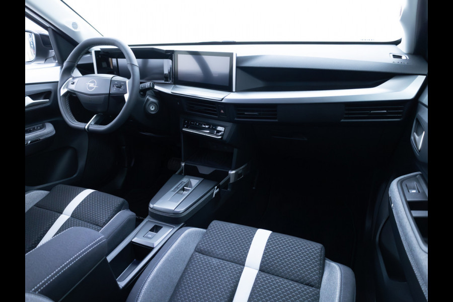 Opel Frontera 1.2 Turbo Hybrid GS 7 persoons | Stoel-, Stuur- & voorruitverwarming | Camera | Apple Carplay | Navigatie | Cruise | PDC V+A, Extra getint glas achter, derde zitrij, Nieuwe auto, tot 8 jaar garantie!