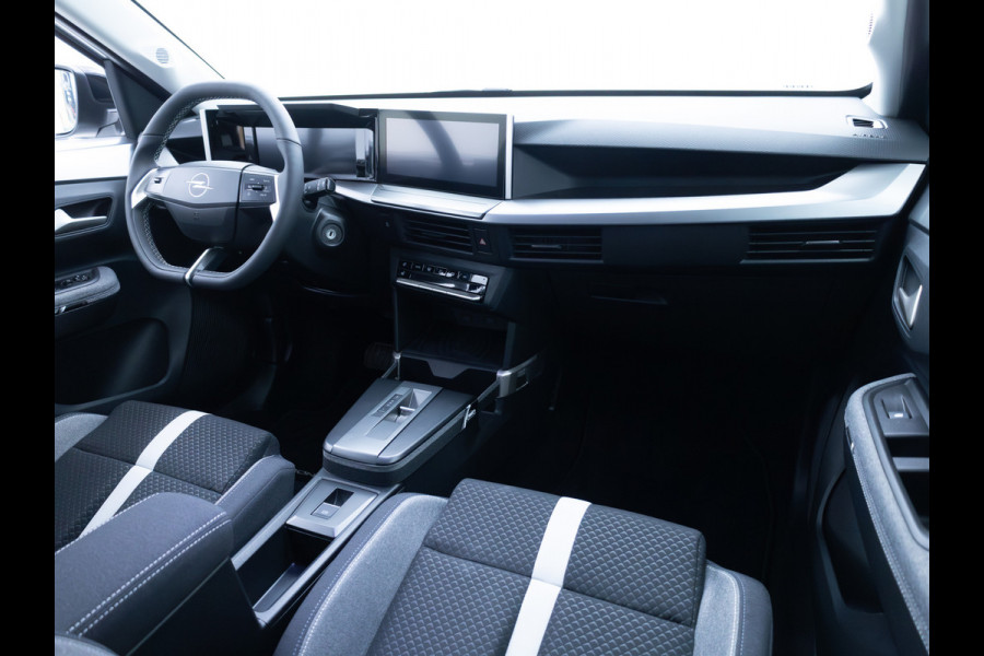Opel Frontera 1.2 Turbo Hybrid GS 7 persoons | Stoel-, Stuur- & voorruitverwarming | Camera | Apple Carplay | Navigatie | Cruise | PDC V+A, Extra getint glas achter, derde zitrij, Nieuwe auto, tot 8 jaar garantie!