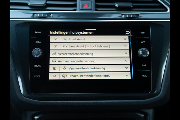 Volkswagen Tiguan 1.5 TSI R-Line Business+ | Trekhaak wegkl. | 20" | Elk. A-klep | IQ Light | Camera | Prijs Rijklaar!!