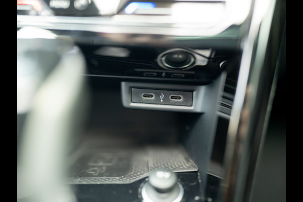 Volkswagen T-Roc 1.5 TSI R-Line Business+ | Pano | Afnb. Trekhaak | Keyless | Elk. A-klep | Side Assist | Camera | IQ Light | 19'' | Prijs Rijklaar!!