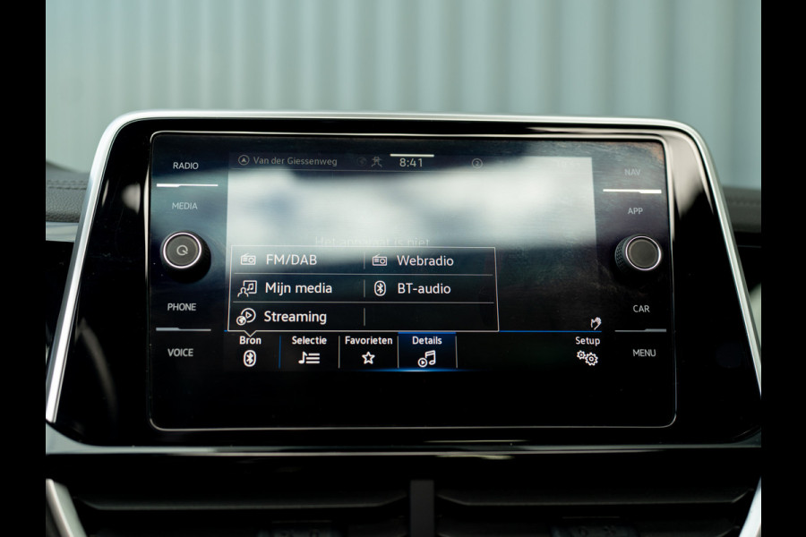 Volkswagen T-Roc 1.5 TSI R-Line Business+ | Pano | Afnb. Trekhaak | Keyless | Elk. A-klep | Side Assist | Camera | IQ Light | 19'' | Prijs Rijklaar!!