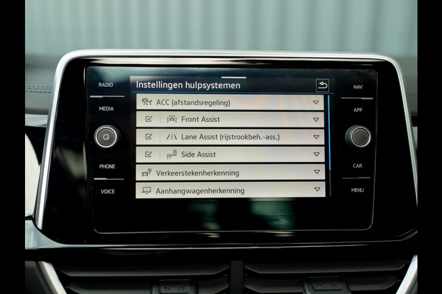Volkswagen T-Roc 1.5 TSI R-Line Business+ | Pano | Afnb. Trekhaak | Keyless | Elk. A-klep | Side Assist | Camera | IQ Light | 19'' | Prijs Rijklaar!!