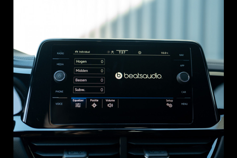 Volkswagen T-Roc 1.5 TSI R-Line Business+ | Beats | IQ Light | Camera | 19" | Prijs Rijklaar!!