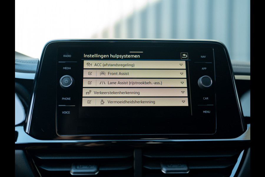 Volkswagen T-Roc 1.5 TSI R-Line Business+ | Beats | IQ Light | Camera | 19" | Prijs Rijklaar!!