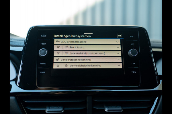 Volkswagen T-Roc 1.5 TSI R-Line Business+ | Beats | IQ Light | Camera | 19" | Prijs Rijklaar!!