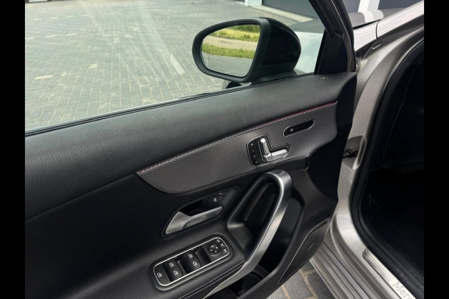 Mercedes-Benz A-Klasse 220 AMG Line | Pano | Ambilight | Memory