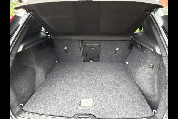 Volvo XC40 Recharge P8 AWD 408 pk R-Design, panoramadak, trekhaak, harman cardon, VOL OPTIES, NL auto met nap