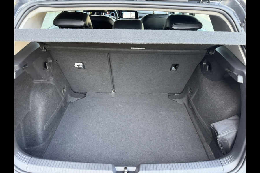 Volkswagen Golf 1.0 TSI / Apple CarPlay-Android / LEDER interieur + Stuur / Licht & Zicht Pakket / ALL-Season / 1e Eigenaar