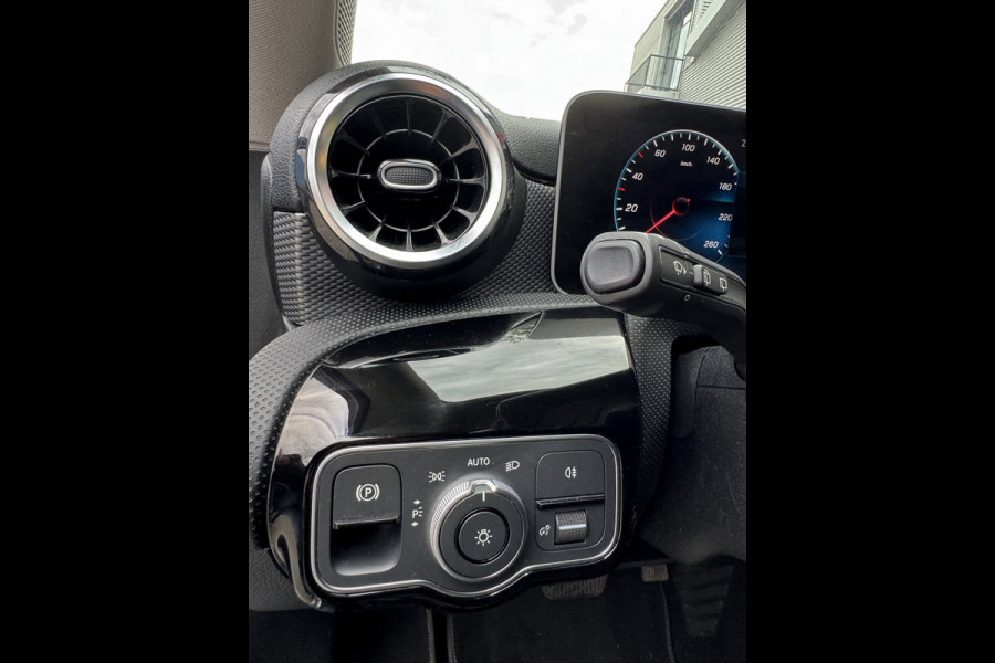 Mercedes-Benz A-Klasse 180 Business Solution - Navigatie / Apple CarPlay I Sport interieur I PDC I LED I 85.000 KM - Dealer ond.