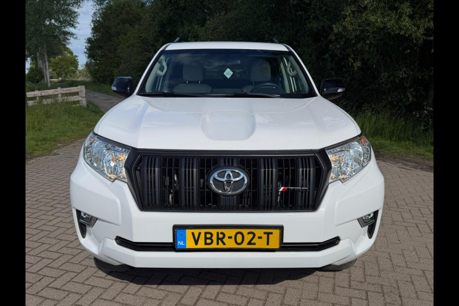 Toyota Land Cruiser 150 2.8 D-4D-F Comfort Window Van